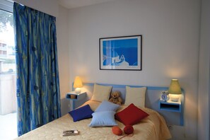 Iron/ironing board, cots/infant beds - Résidence Lagrange Vacances Le Domaine des Grands Pins (Saint-Raphael)