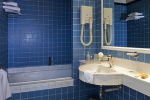 Amenidades de baño gratuitas, secadora de cabello, toallas