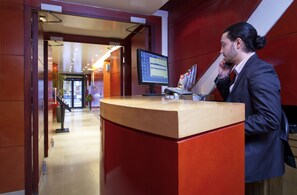 Reception - Aparthotel Adagio Access Paris Tilsitt Champs-Elysées (Paris)