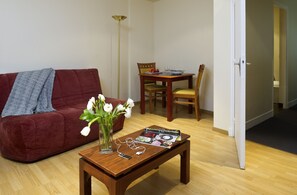 Departamento, varias camas (3 person) | Área de sala de estar | Televisión de pantalla plana