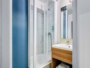 客房內保險箱、書桌、熨斗/熨衣板、免費搖籃/嬰兒床