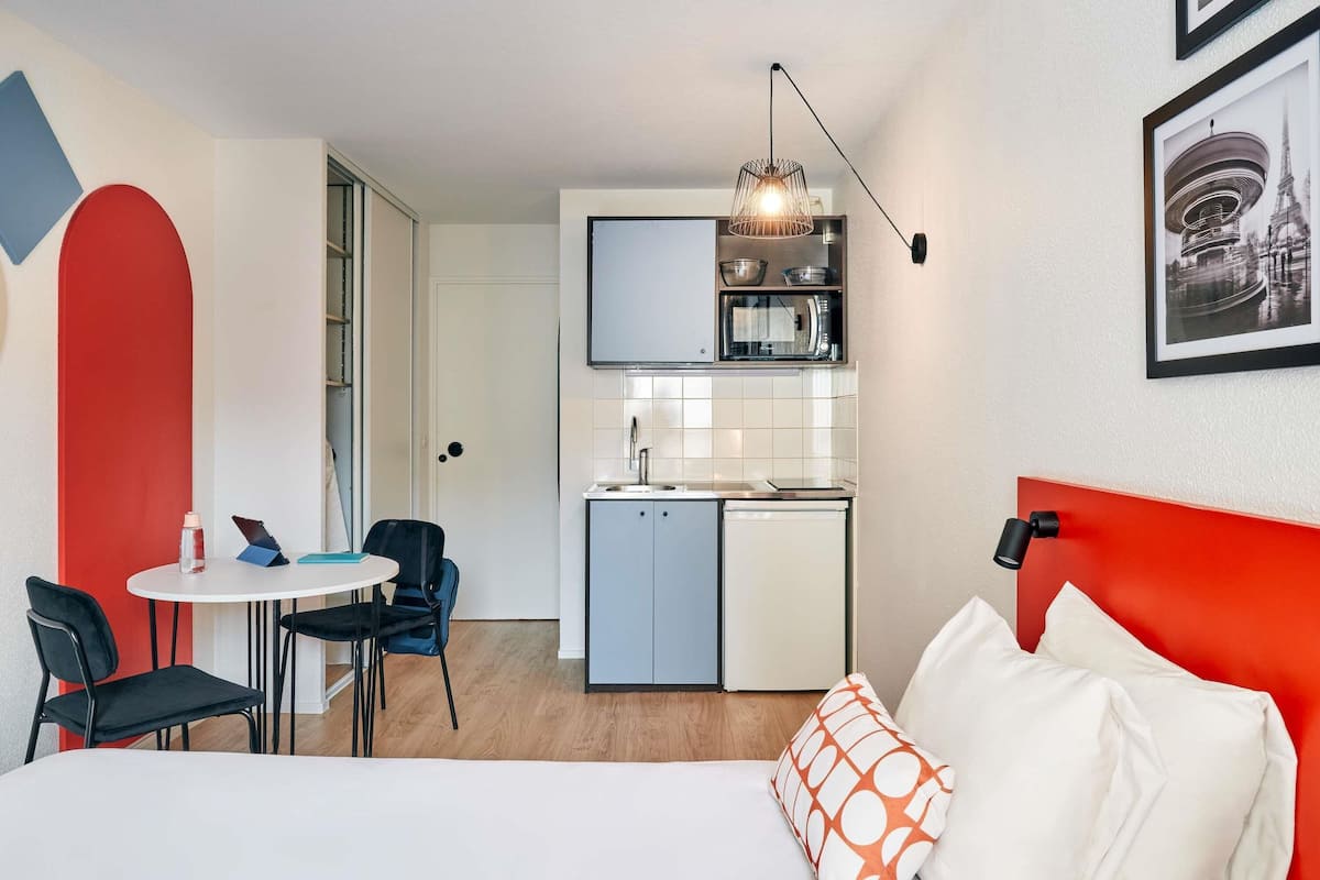 Estudio, 1 cama doble | Caja fuerte, escritorio, tabla de planchar con plancha y cunas gratuitas