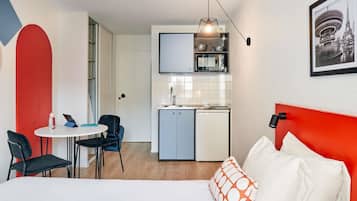 Estudio, 1 cama doble | Caja fuerte, escritorio, tabla de planchar con plancha y cunas gratuitas