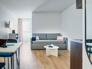 Studio, 2 giường đôi | Két bảo mật tại phòng, bàn, bàn ủi/dụng cụ ủi quần áo 