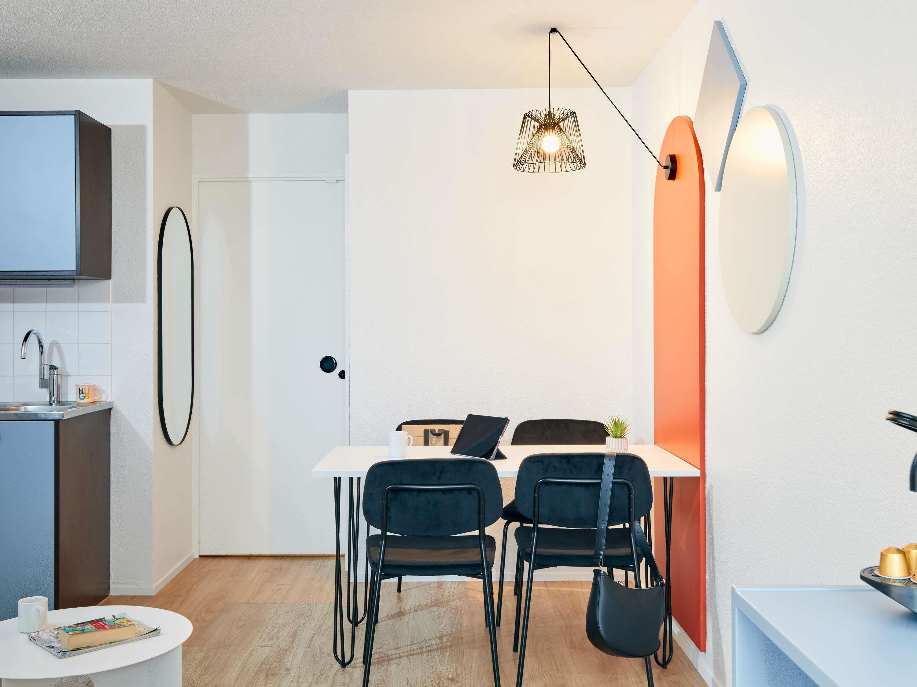 Studio, 2 tweepersoonsbedden | Een kluis op de kamer, een bureau, een strijkplank/strijkijzer