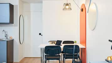 Estudio, 2 camas dobles | Caja fuerte, escritorio, tabla de planchar con plancha y cunas gratuitas