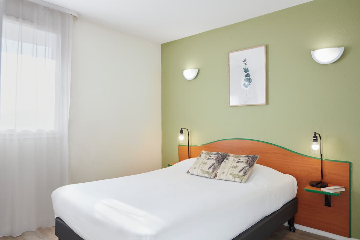 Verduisterende gordijnen, een strijkplank/strijkijzer, gratis babybedden