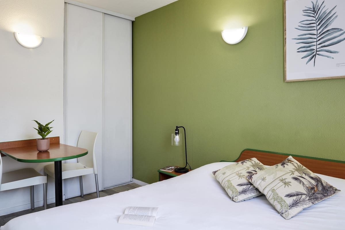 Studio, 1 Double Bed | Blackout drapes, iron/ironing board, free cribs/infant beds, free WiFi