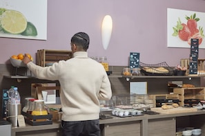Päivittäinen buffetaamiainen (15 EUR per henkilö)