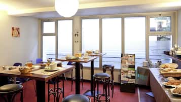 Petit déjeuner buffet (14 EUR par personne)