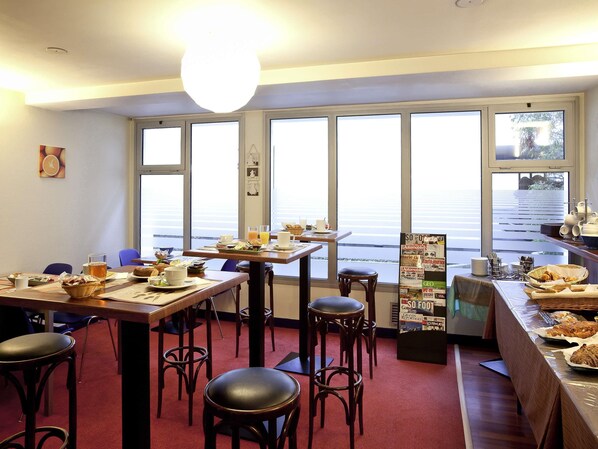 Desayuno buffet diario (EUR 14 por persona)