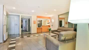 Coin salon dans le hall