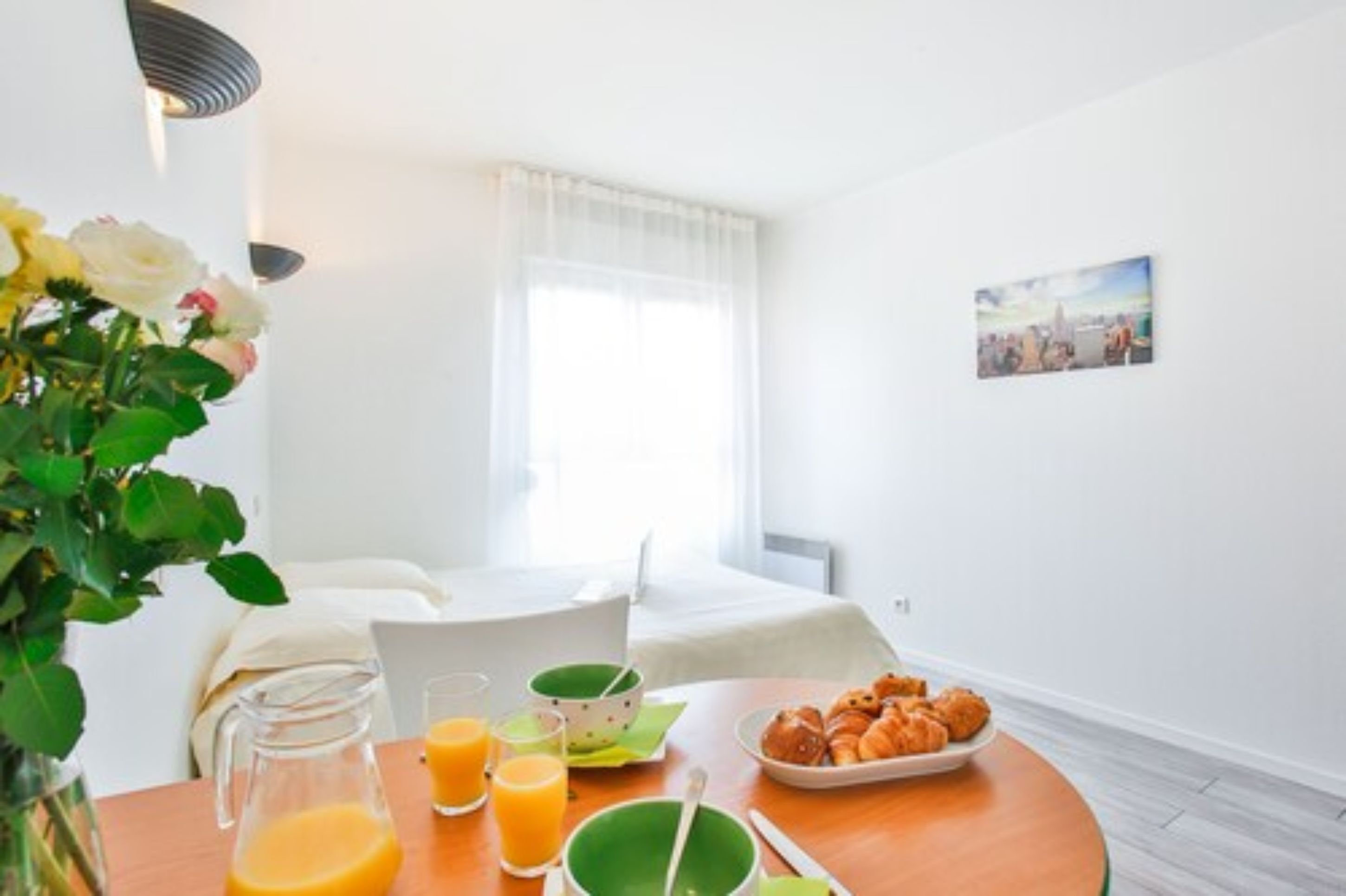 Economy Studio, 1 Queen Bed, Non Smoking, Kitchenette | In-room dining