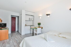 Individually furnished, desk, soundproofing, iron/ironing board - The Originals Résidence, Appart’Hôtel les Lauréades, Clermont-Ferrand (Clermont-Ferrand)