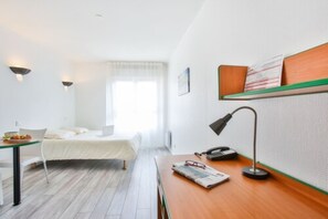 Økonomistudio, 1 queensize-seng, ikke-røyk, tekjøkken | Individuelt innredet, skrivebord, lydisolert og strykejern/-brett