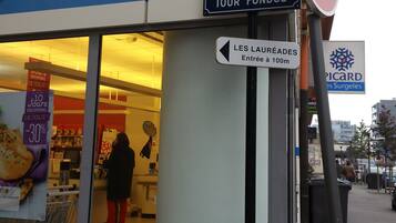 A storefront with a sign indicating 'RUE GISCARD DE LA TOUR FONDUE' and a '12t' weight limit sign.