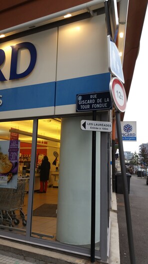 Fachada con un letrero que indica 'RUE GISCARD DE LA TOUR FONDUE' y un cartel de límite de peso de '12t'.