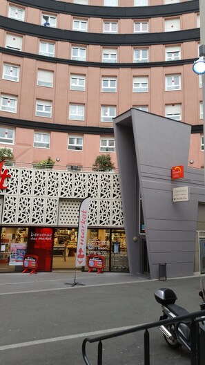 Un edificio con fachada moderna, un gran cartel que indica 'Les Lavières' y 'hotel', y un cartel que sugiere un lugar cercano llamado '15 palines'.