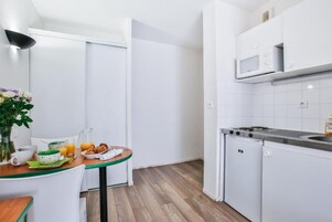 Refrigerador, microondas, tetera/pava eléctrica, utensilios de cocina