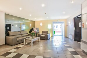 Coin salon dans le hall