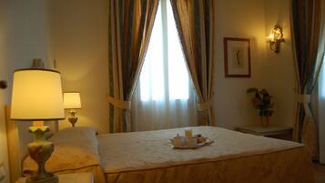 Phòng đôi Tiêu chuẩn (Twin beds on request) | 1 phòng ngủ, minibar với thức uống miễn phí, két bảo mật tại phòng