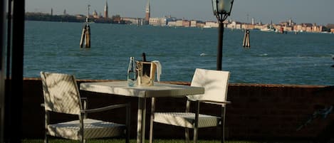 Suite, vista laguna, lato giardino (letti separati su richiesta) | Terrazza/patio