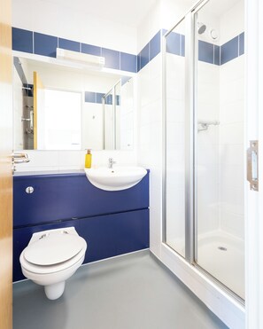 Dusj, toalettartikler (inkludert) og håndklær