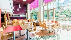 Un comedor amplio con techos altos, ventanas grandes y muebles modernos.
