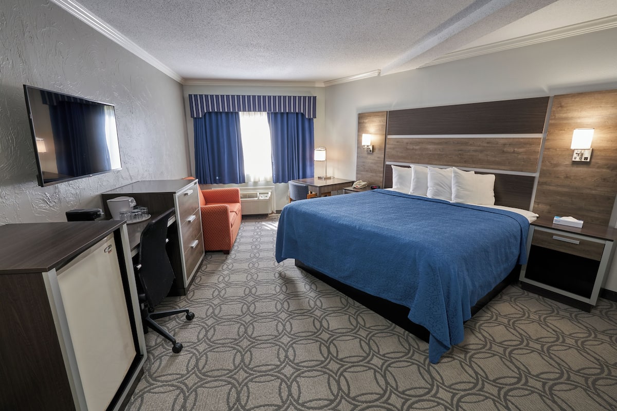 Premium bedding, in-room safe, blackout curtains, soundproofing