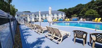 Una piscina cubierta, una piscina al aire libre de temporada, tumbonas