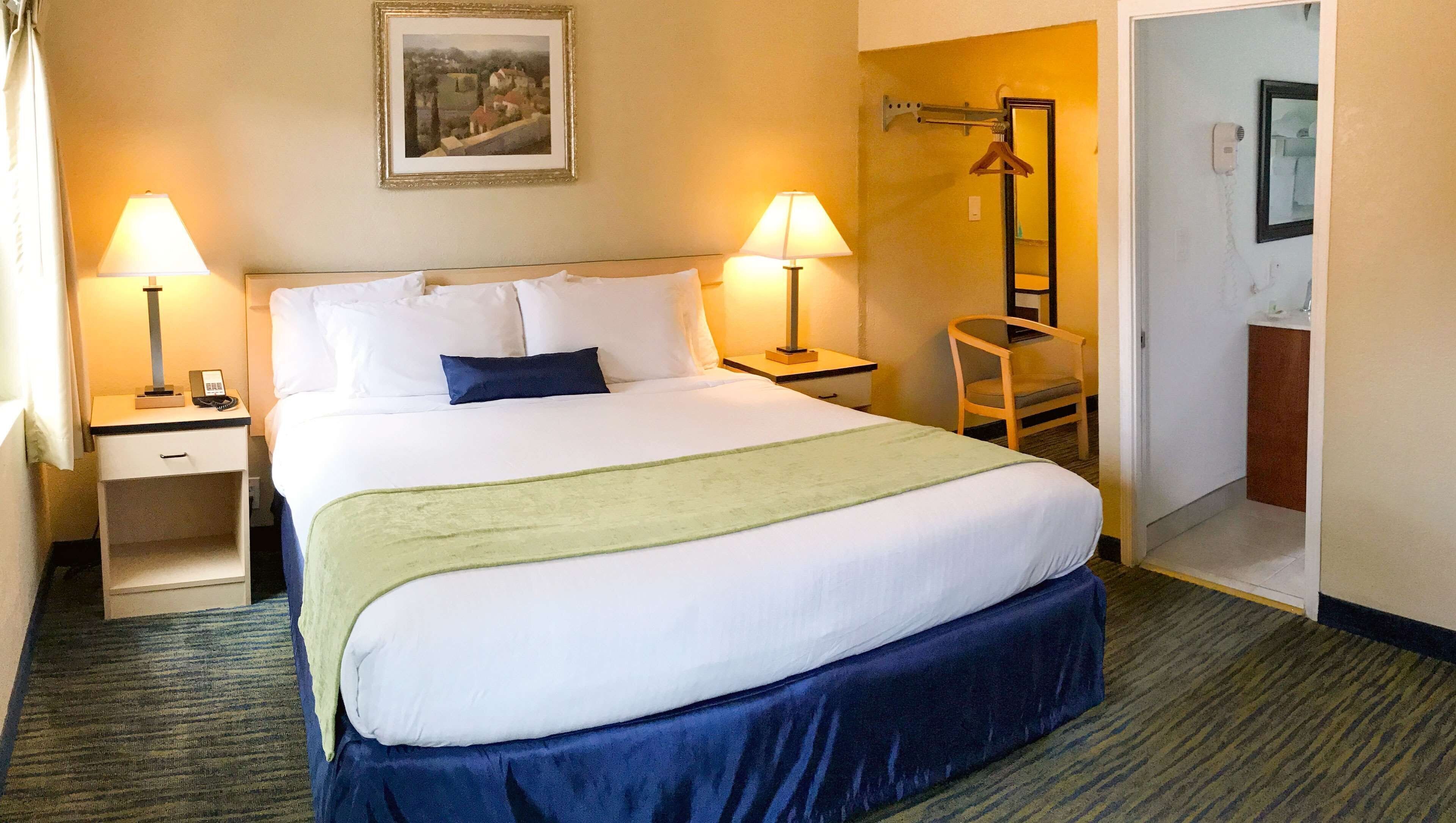 1 bedroom, individually decorated, individually furnished, desk