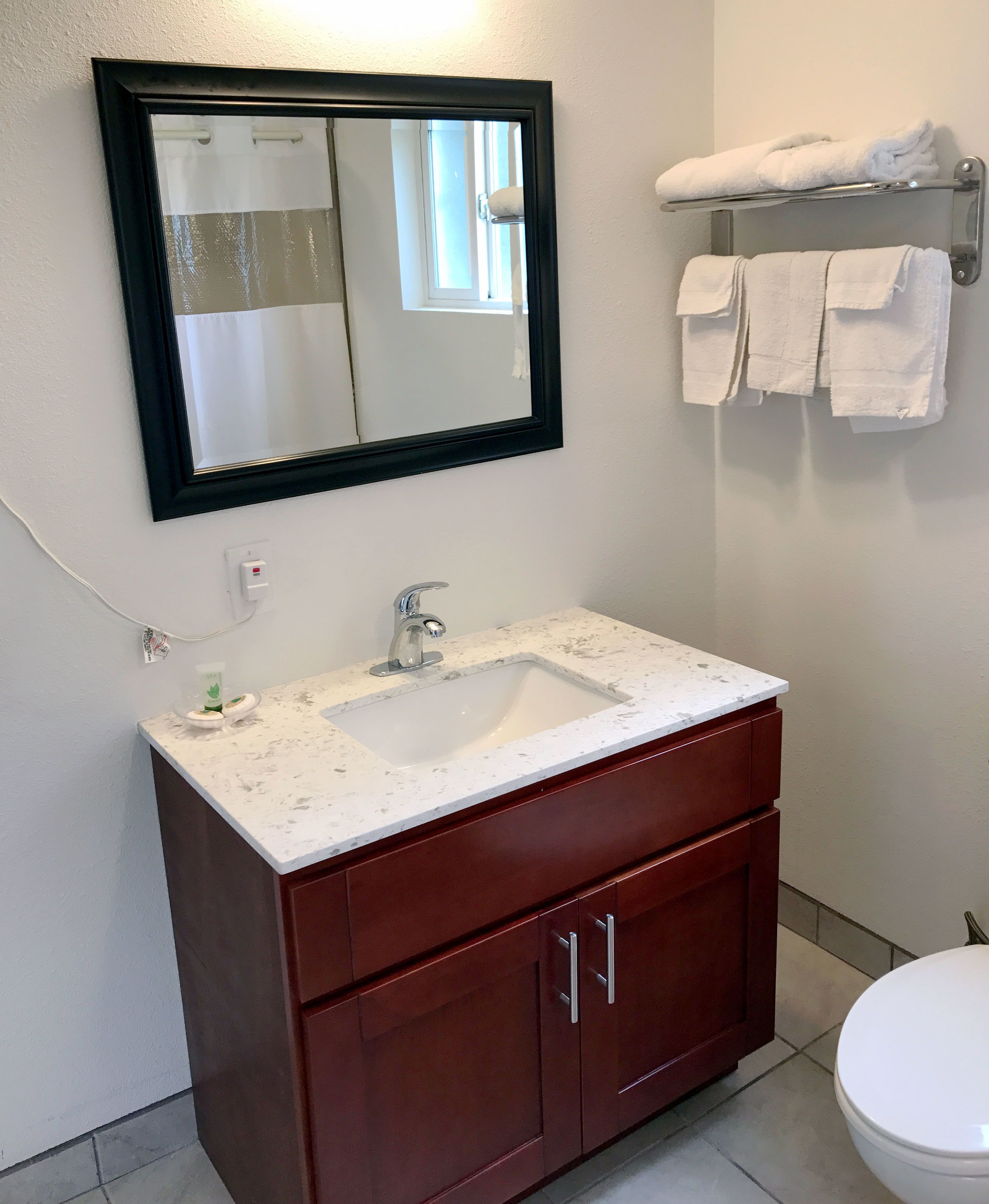 Combined shower/tub, hair dryer, towels
