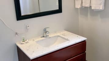 Combined shower/tub, hair dryer, towels