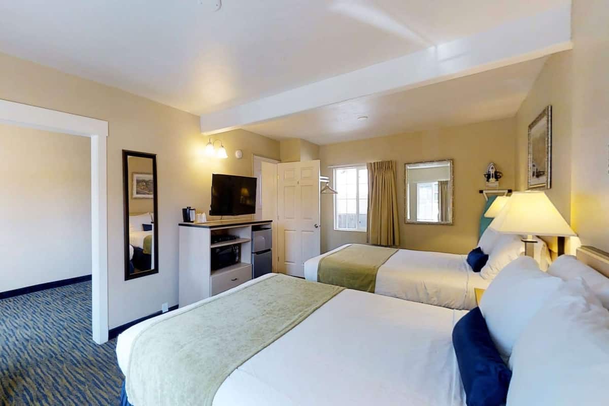 1 bedroom, individually decorated, individually furnished, desk