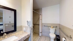 Bañera con ducha, secador de pelo, toallas