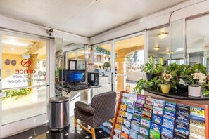 Lobby - Colonial Pool and Spa Motel (Long Beach)