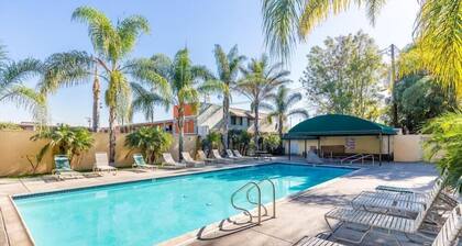 Colonial Pool and Spa Motel
