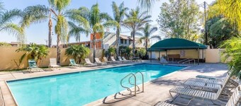 Colonial Pool and Spa Motel