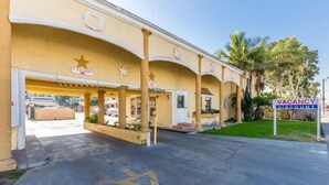 Exterior - Colonial Pool and Spa Motel (Long Beach)
