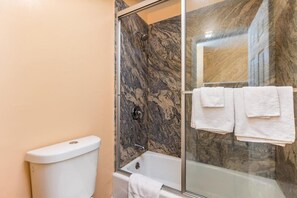Badekar, boblebad, toalettartikler (inkludert) og hårføner