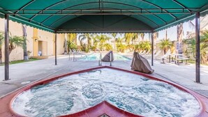 Property grounds - Colonial Pool and Spa Motel (Long Beach)