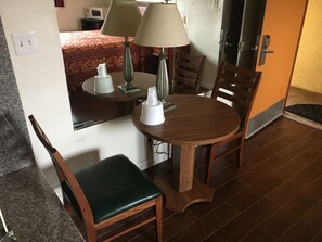 Dining - Colonial Pool and Spa Motel (Long Beach)