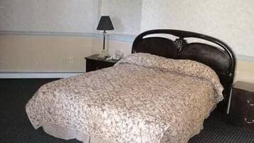 1 habitación, escritorio y tabla de planchar con plancha