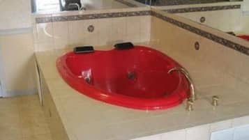 Bañera con ducha, artículos de tocador gratuitos, secador de pelo