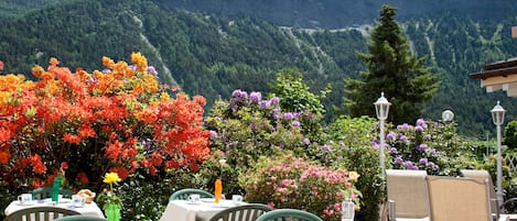 Daily buffet breakfast (CHF 15 per person)