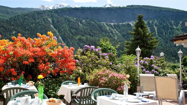 Daily buffet breakfast (CHF 15 per person)