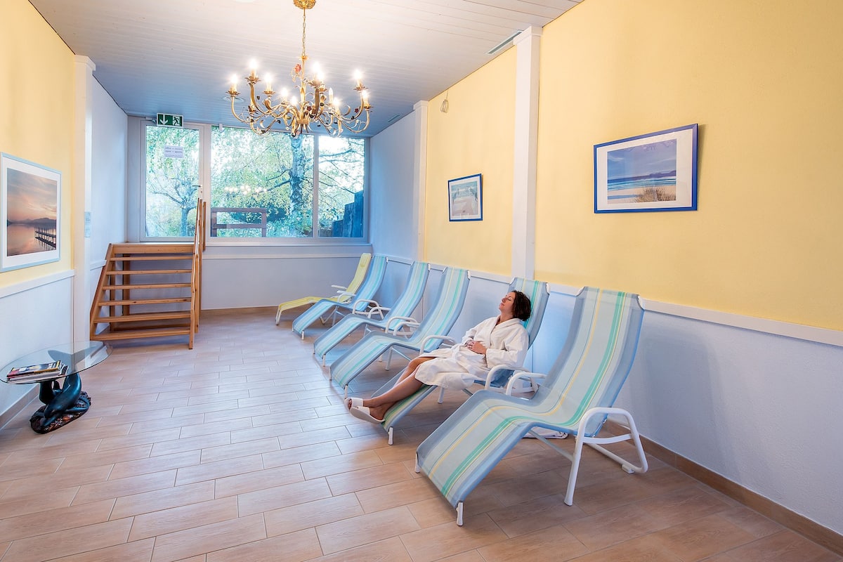 sauna, hot tub, steam room, hot springs/mineral springs