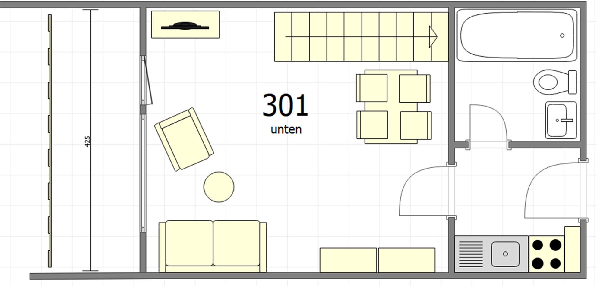 Plano de distribución de una habitación de hotel que incluye una cama, un escritorio, una silla, una mesita, un sofá, un área de estar circular, un baño con bañera, lavabo y estufa.