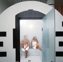 Un sauna, una bañera de hidromasaje, baño turco