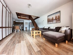 Condo estándar | Área de sala de estar | Televisión de 40 pulgadas con canales vía satélite 